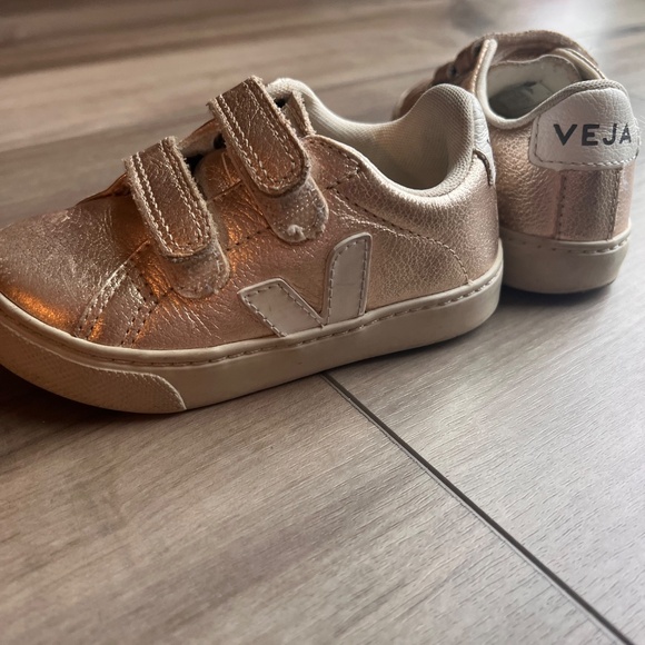 Gold Veja - Picture 2 of 2